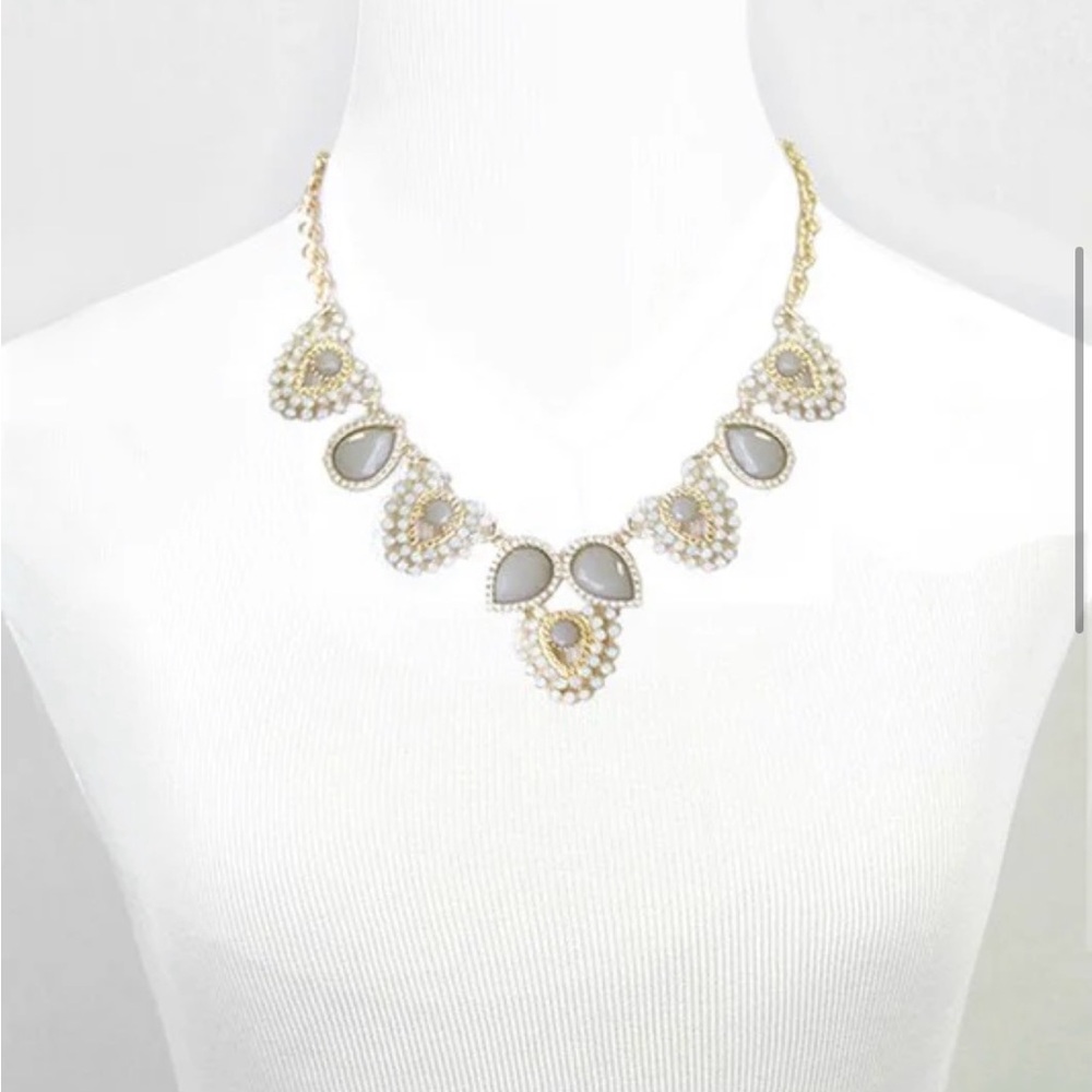 Elegant Gold, Green & White Statement Necklace - Picture 12 of 12